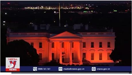 Nhà Trắng “đổi màu” nâng cao nhận thức về bạo lực súng đạn