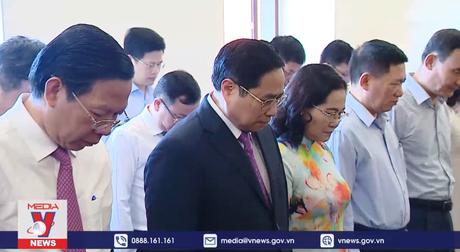 Tưởng niệm Chủ tịch Hồ Chí Minh nhân 111 năm ngày Người ra đi tìm đường cứu nước