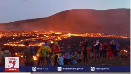 Đổ xô đi xem núi lửa phun trào tại Iceland