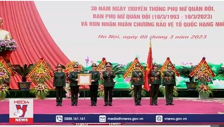 Ban Phụ nữ quân đội đón nhận Huân chương bảo vệ Tổ Quốc