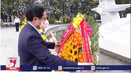 Thủ tướng dâng hương tưởng niệm chiến sĩ Gạc Ma, thăm Lữ đoàn Tàu ngầm và Vùng 4 Hải quân