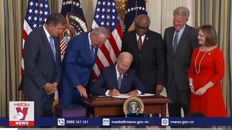 Tổng thống Mỹ ký ban hành luật về thuế, y tế và biến đổi khí hậu