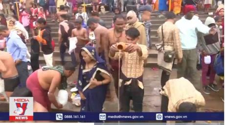 Hàng trăm nghìn người Ấn tắm sông Hằng bất chấp dịch