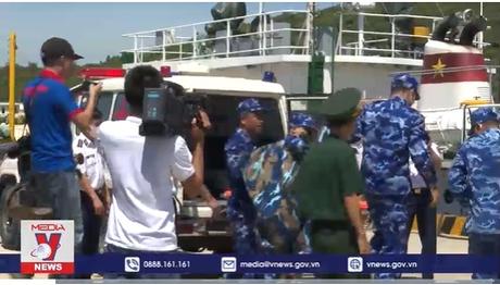 Đưa 4 ngư dân đầu tiên của tàu cá BTh 97478 TS về bờ