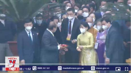 Chủ tịch nước cùng kiều bào thả cá chép tại Ao cá Bác Hồ 