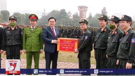 Chủ tịch Quốc hội động viên lực lượng vũ trang