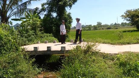 Người thương binh xây cầu cho dân