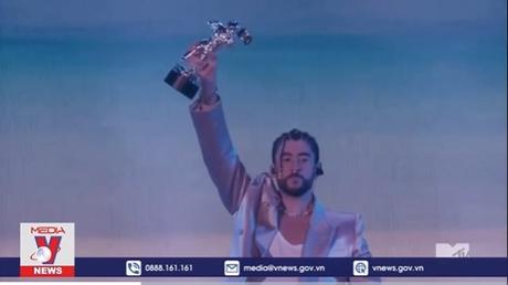 Bad Bunny và Taylor Swift thắng lớn tại MTV Video Music Awards