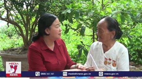 Thăm Mẹ Việt Nam anh hùng và AHLĐ thời kỳ đổi mới tại Vĩnh Long