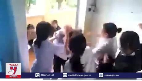 Làm rõ clip nữ sinh lớp 7 bị đánh hội đồng phải quỳ gối van xin