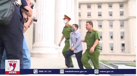 Những hình ảnh đầu tiên phiên xử gã thợ mộc đóng đinh vào đầu bé gái 3 tuổi