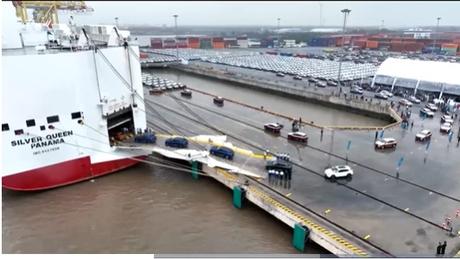 Xuất khẩu lô 999 xe VinFast VF 8 đầu tiên ra thế giới