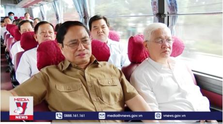 Thủ tướng đi khảo sát các dự án hạ tầng quan trọng trên địa tỉnh Bình Dương bằng xe bus