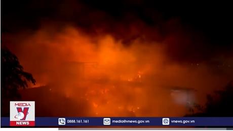 Lửa cháy ngùn ngụt khu tập kết phế liệu tại Đà Nẵng