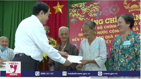 Tặng quà Tết gia đình chính sách, hộ nghèo tại Hậu Giang