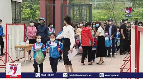 Học sinh tiểu học và lớp 6 trở lại trường