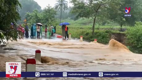 Người dân miền Trung đối mặt mưa lũ hết tháng 10