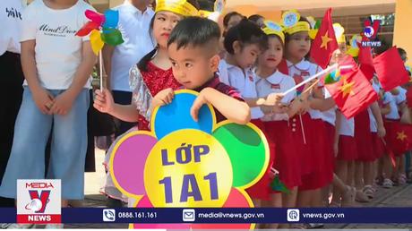 Học sinh hào hứng tựu trường