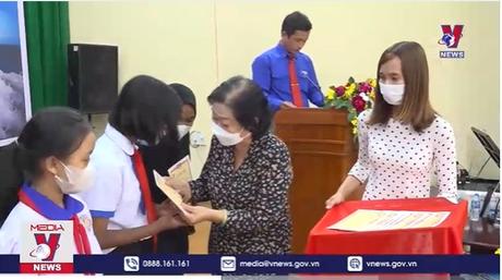 An Giang: Trao học bổng Vừ A Dính cho học sinh người dân tộc Chăm