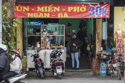 Hạ cấp độ dịch, Đống Đa cho phép hàng quán ăn uống phục vụ tại chỗ
