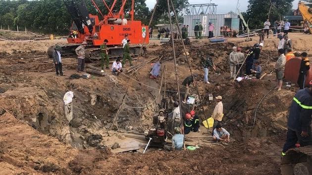 Vẫn chưa thể cứu bé trai 10 tuổi rơi xuống trụ bê tông ra ngoài