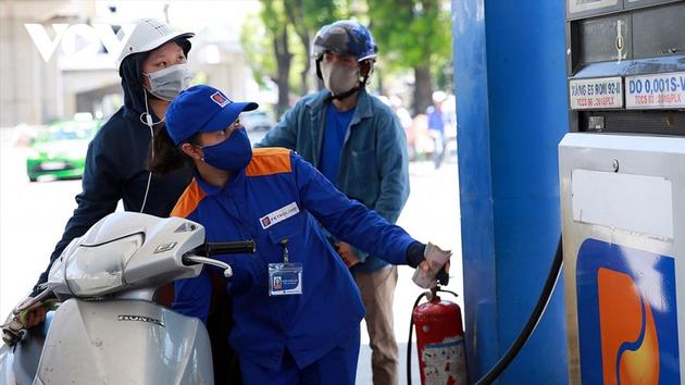 Giá xăng, dầu giảm 100-400 đồng mỗi lít