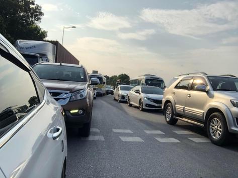 Đường về Hà Nội ùn tắc 4km do tai nạn liên hoàn 5 ô tô trên cao tốc Pháp Vân - Cầu Giẽ
