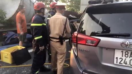 Phá cửa cứu tài xế mắc kẹt trong cabin sau vụ tai nạn trên cao tốc