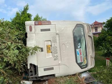 Lật xe khách chở 21 công nhân ở Bắc Giang