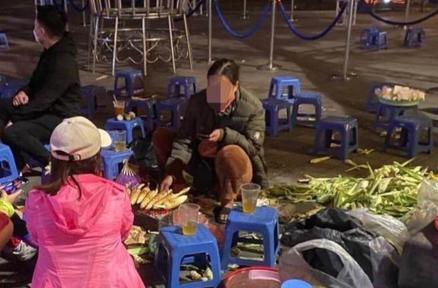 Công an làm việc với người phụ nữ bán 80.000 đồng một củ khoai nướng