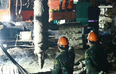 Vụ bé trai lọt xuống trụ bê tông sâu 35m: Nạn nhân đã tử vong, vẫn chưa rút được trụ