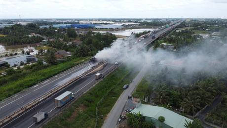 Ôtô chở dầu cháy lan dài 100 m ở cao tốc Trung Lương