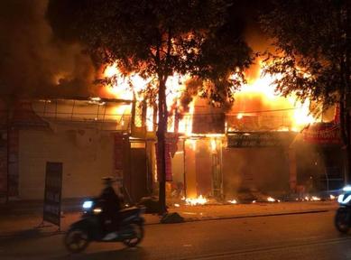 Dập tắt đám cháy tại ki ốt ở Hà Đông, Hà Nội