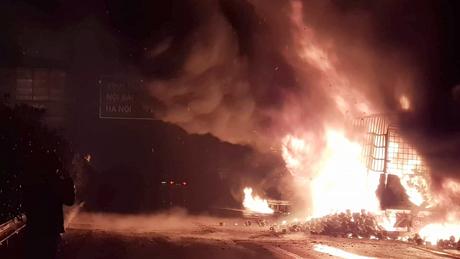 Xe khách cháy rụi trên cao tốc Nội Bài - Lào Cai