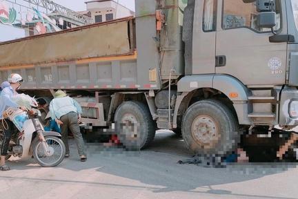 Hà Nội: Va chạm với xe tải, 3 mẹ con đi xe máy tử vong