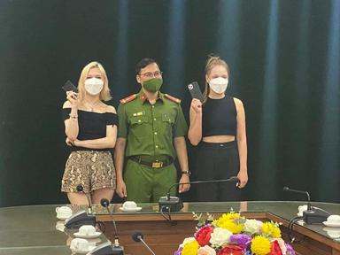 Hai nữ du khách người Nga xúc động nhận lại tài sản bị lái xe taxi lấy mất