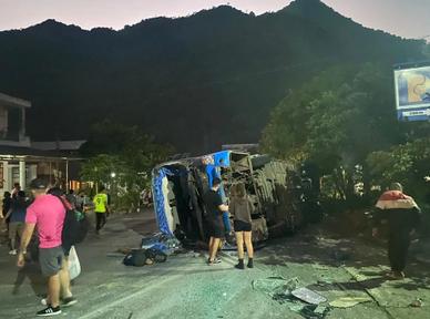 Lật xe khách ở Hòa Bình, 15 khách Tây nhập viện