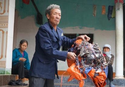 Phải sơ tán vì đồ đạc liên tục bốc cháy không rõ nguyên nhân