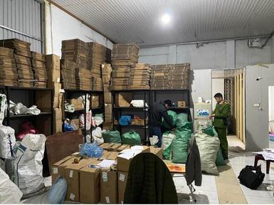 Khám phá vụ sản xuất làm giả keo dán công nghiệp quy mô lớn 