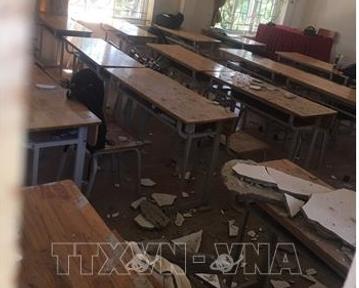 Hà Nội: 1 mảng vữa to trên trần nhà rơi xuống, 2 học sinh bị thương