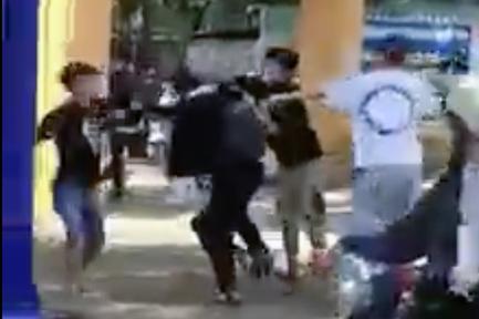 Xác minh vụ nam sinh lớp 12 bị 4 người đánh trước cổng trường