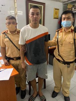 Cảnh sát giao thông bắt nóng tên cướp giật điện thoại dưới mưa lớn