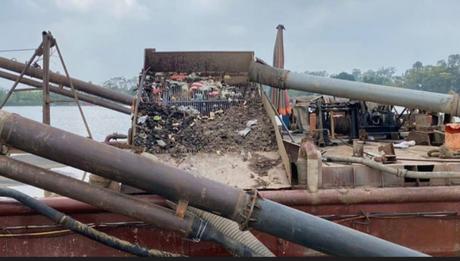 Bắt quả tang 14 tàu, 55 thuyền viên đang hút cát trái phép trên sông Hồng