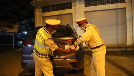 Phạt 17 triệu đồng với tài xế say xỉn cố thủ trên xe.