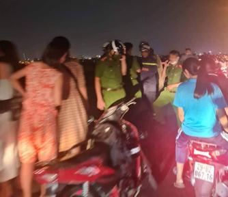 Xuyên đêm tìm kiếm đôi nam nữ nhảy cầu Long Biên 