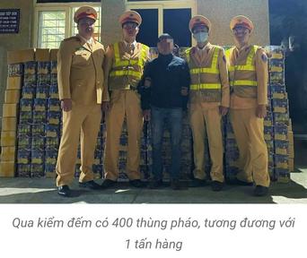 Vi phạm giao thông, phát hiện 1 tấn pháo lậu