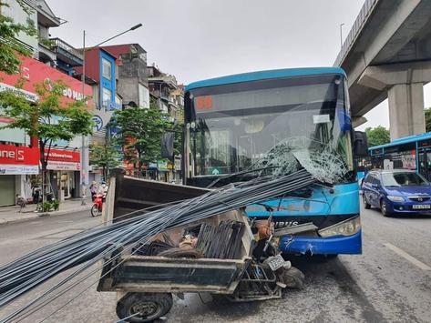 Hà Nội: Xe tự chế chở sắt đâm thủng kính xe buýt