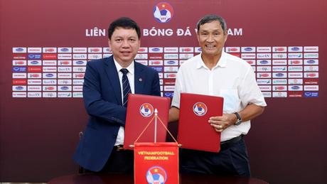 HLV Mai Đức Chung gia hạn hợp đồng với VFF tới hết 2023