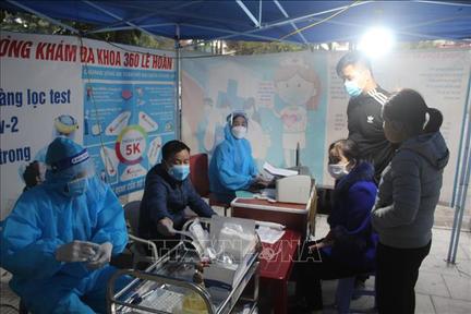 Sáng 9/2: Hơn 2.200 F0 nặng đang điều trị; Cảnh báo nguy cơ lây lan dịch COVID-19 sau Tết