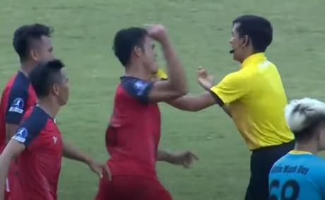 Cầu thủ hành hung trọng tài bị cấm thi đấu 2 năm